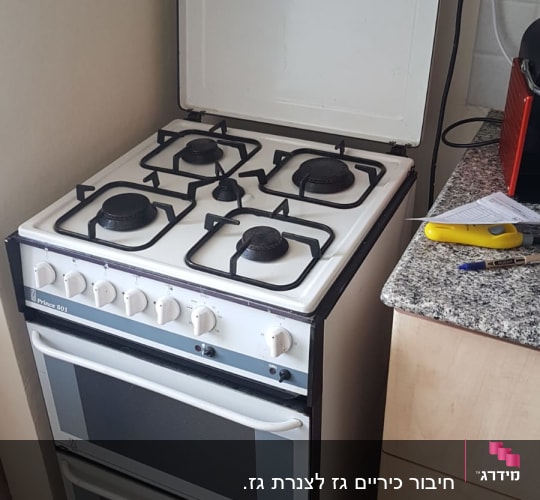 תנור גז עם ארבעה מבערים ומכסה פתוח